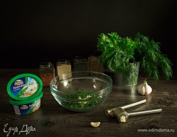 Выдавим 1–2 зубчика чеснока, кому как нравится. Я использовала 1.