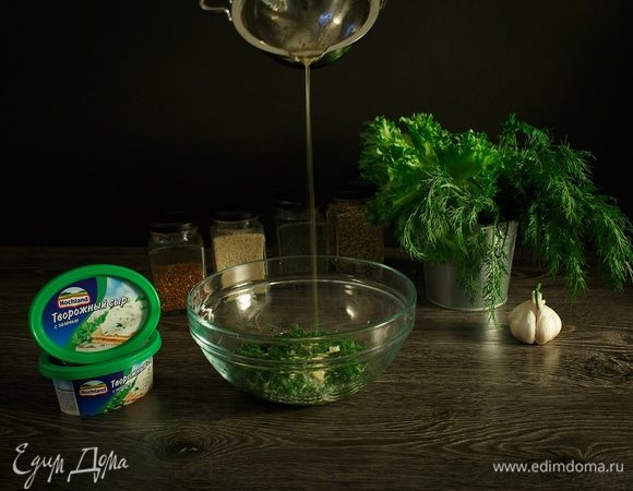 Сливочное масло растопим и польем им зелень.