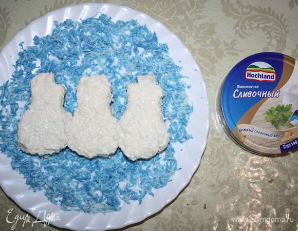 Далее нужно смазать каждый кусочек смесью сыра и сметаны, выложить на тарелочку. 