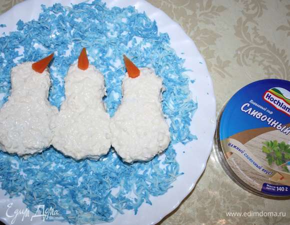 Из морковки (морковь следует отварить заранее) вырезать носики для снеговиков. 