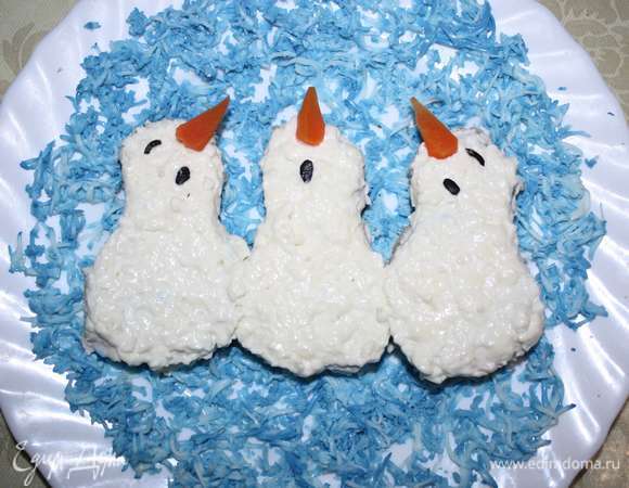 Из маслин — глазки и рты. 