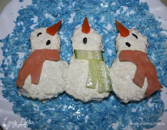 Из красной рыбы и кусочков огурца вырезать шарфики. 