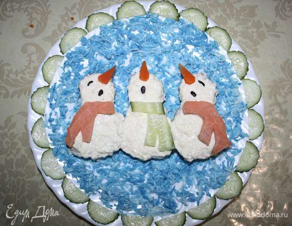 Из долек огурца выложить каемку. 