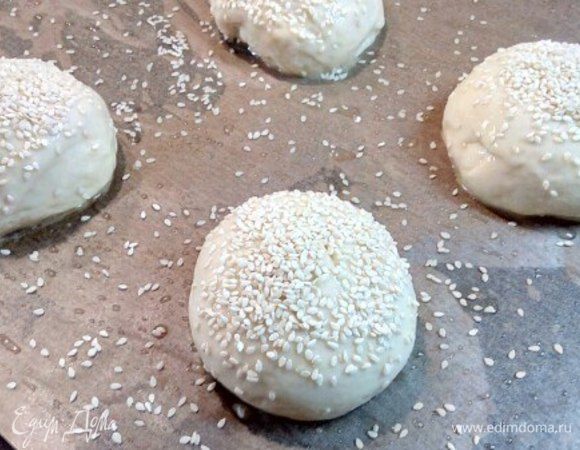 Первым делом ставим дрожжевое тесто и выпекаем булочки, посыпанные кунжутом.