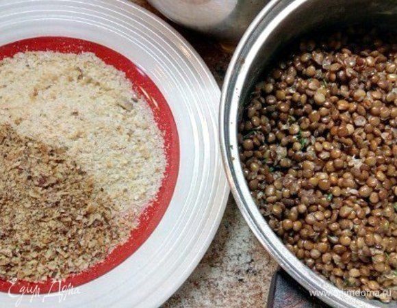Пока подходит тесто и выпекаются булочки,готовим котлету в наш гамбургер. Сегодня она у нас будет необычная, из чечевицы.
Чечевицу промыть и залить водой на ночь, посолить, теперь отвариваем ее до готовности (так мы меньше потратим время на ее приготовление). Добавляем муку, немного укропа, перца молотого и мускатного ореха. Руками начинаем слегка разминать, блендером не советую, нам не нужна структура пюре.