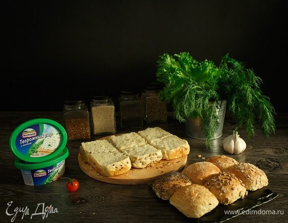 Включаем духовку (200°С). Срезаем «крышечки» у наших булочек. 