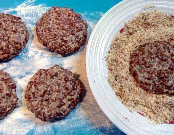 Из подготовленной массы формируем котлеты, обваливаем в сухарях с орехами. Руки смазывайте маслом, чтобы не прилипали к рукам, так как они очень нежные.