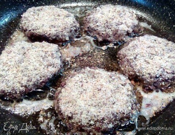 Обжариваем с 2-х сторон до золотистого цвета.