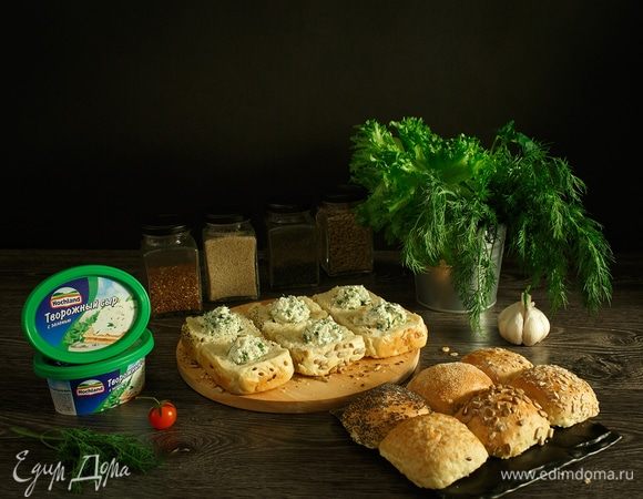 Вынимаем мякиш, наполняем серединку сырной смесью с горкой. 