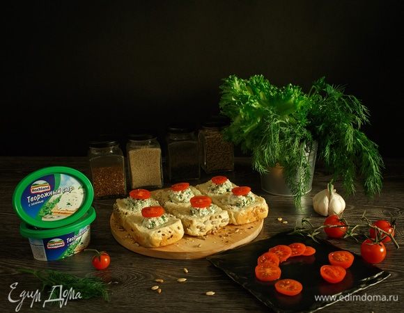 Нарезаем помидоры кольцами, кладем сверху.