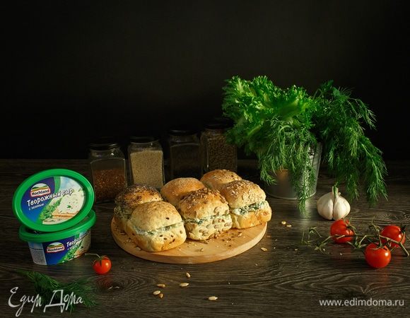 Накрываем «крышечками», прижимаем. Ставим булочки в духовку примерно на 15 мин.