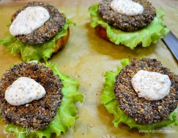 Как конструктор, начинаем собирать наш гамбургер.
Булочку делим на две части, смазываем соусом, уложить лист салата красивой юбочкой, нашу котлету, и сверху соус.
