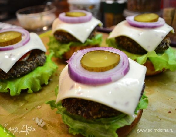 Сыр Hochland на ваш вкус — сливочный или с кусочками бекона, далее лук (немного промаринован в яблочном уксусе), колечко соленого огурца.