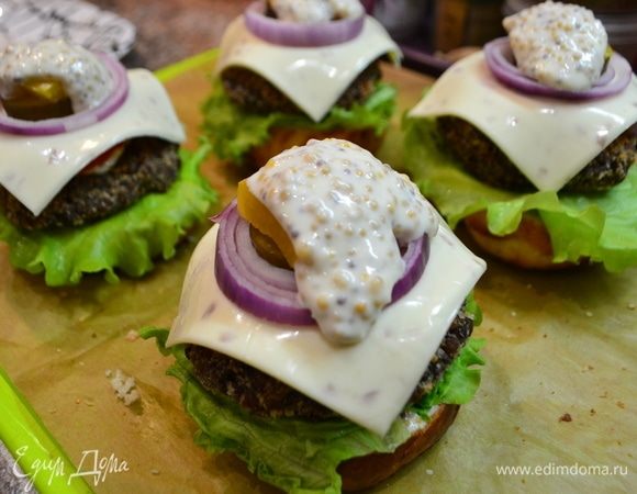 Кусочек болгарского желтого перца, и все обильно полить соусом, накрыть верхней частью булочки, закрепить гамбургер по центру шпажкой и украсить шляпкой от соленого огурца.