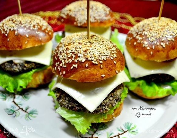 Гамбургер можно отнести как к закускам, так и к основному блюду.