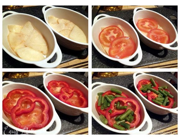 Выложить в форму в следующем порядке: 
1 слой — корневой сельдерей, 
2 слой — помидоры, нарезанные колечками, 
3 слой — перец болгарский колечками. Немного посолить, по желанию.
4 слой — зеленая фасоль (можно вместо фасоли добавить, например, брокколи или цветную капусту).