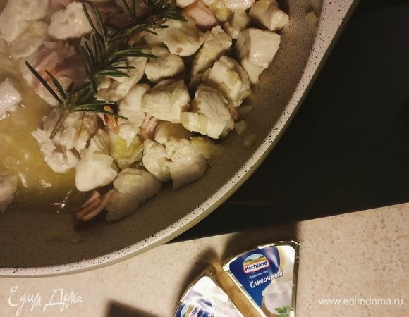 Добавить нарезанный бекон.