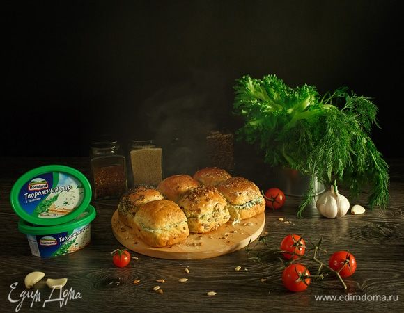 Достаем наши булочки-пампушки из духовки, смазываем их сливочным маслом. Подаем к столу горячими. У нас получилась идеальная закуска к первым блюдам.