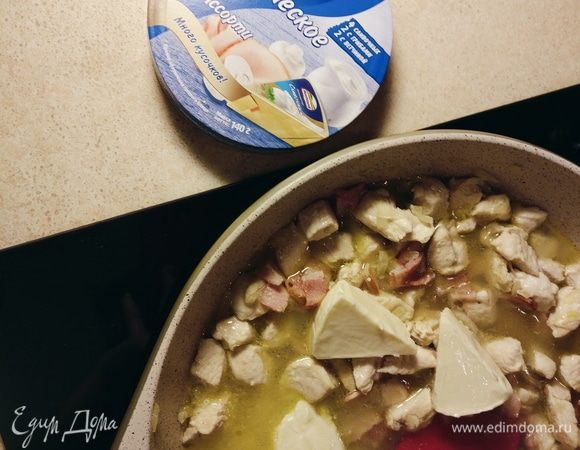 Положить треугольнички плавленого сыра Hochland, добавить куриный бульон. Посолить и приправить черным перцем по вкусу. Тушить без крышки 5–10 минут.