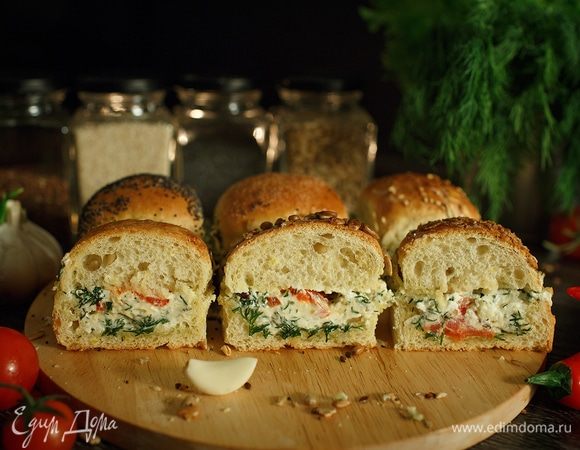 Вот такой аппетитный разрез. Начинка сочная, корочка — хрустящая! Аромат бесподобный! 