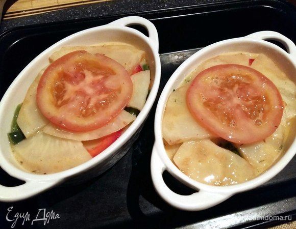 Залить яично-сливочной смесью овощи, посыпать сыром и отправить в разогретую духовку до 220°С на 30–35 минут. Яичная смесь должна схватиться, и сыр запечься. 