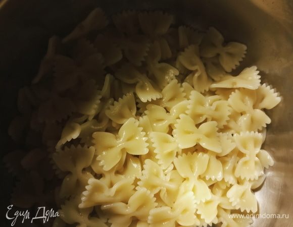 Тем временем отварить пасту. Выложить пасту в соус.