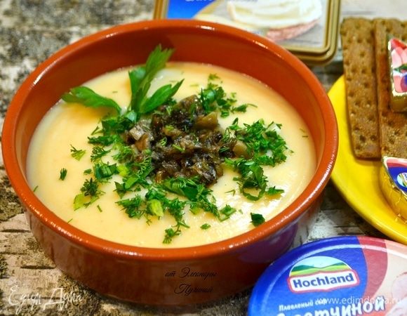 Подать такой суп-пюре, конечно, желательно в глиняной тарелке, чтобы ощутить всю прелесть блюда. Ведь неспроста существует истина, что мы сначала едим все глазами, а уж если глаз порадовали, то и остальное все срастется.