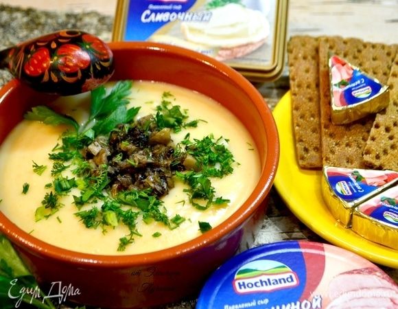 На суп сверху аккуратно добавить наши грибочки, посыпать свежей зеленью, окропить маслом оливковым или подсолнечным, подать хлебцы ржаные или хлеб с вашим любимым вкусом сыра Hochland. Для завершения душевного натюрморта найдите деревянную русскую ложку и наслаждайтесь вкусом блюда.