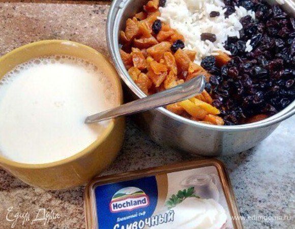 Рис я на ночь замачиваю, затем отварить почти до готовности. Промываем изюм и курагу (разрезать на дольки), все перемешиваем.
Сливочный сыр Hochland растворить в 400 мл кипяченой воды и смешать с рисовой заготовкой. Добавить в тыкву и довести все до готовности. Для моей тыквы много времени не понадобилось, 25–30 мин.
