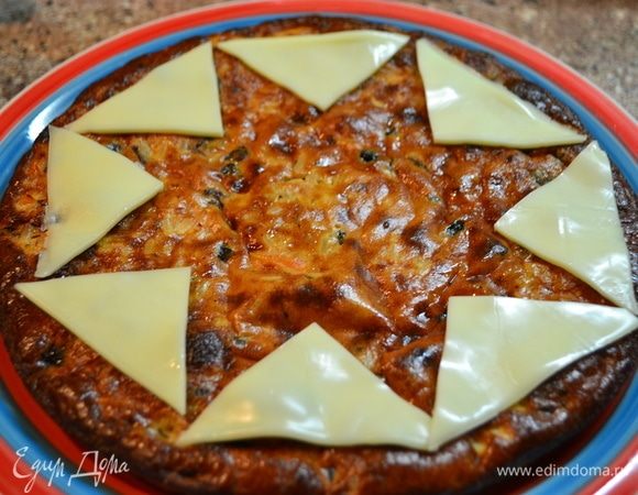 Вот такая оригинальная рисовая запеканка у меня получилась из оставшейся рисовой заготовки. Добавила яйца, размешала, вылила в форму и в духовку, запекаем до готовности. Готовый почти пудинг украсила сливочным сыром Hochland.
Мне одной кажется, что моя запеканка стала «звездной» от столь большого разнообразия в ней сыра Hochland))