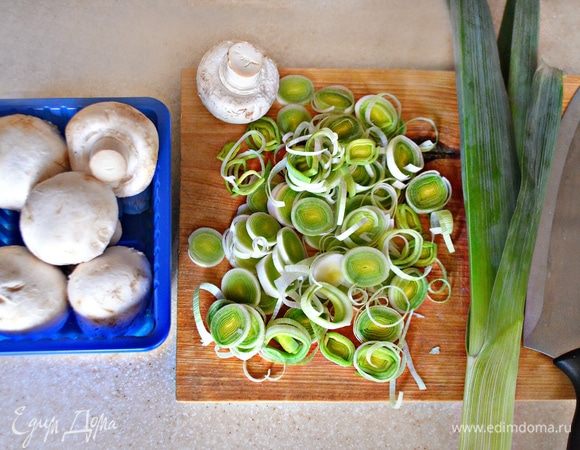 Приготовьте, почистите грибы и нарежьте небольшими кусочками. Лук-порей очистите от внешних листьев и нарежьте белую часть тонкими кольцами. Обжарьте лук на растительном масле, добавьте грибы, соль, перец, тимьян по вкусу и тушите до готовности (примерно 7–10 мин.).