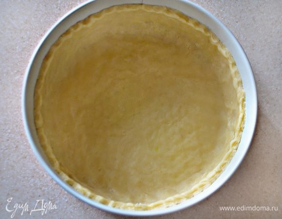 Раскатайте тесто по размеру формы, выложите в смазанную маслом форму, утрамбуйте и поставьте в холодильник на 30 мин.