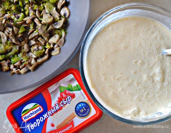 В охлажденную основу для чизкейка выложите подготовленную начинку.