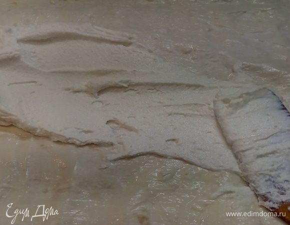 Творог предварительно взбить со сливками, добавить в одну часть сахар по вкусу.
Дать охладиться в холодильнике.
Затем подготовленный воздушный творог нанести на лаваш сверху сыра Hochland.