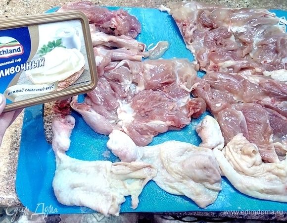 Окорочка помыть, шкурку снять, как чулок, отрубить кость у начала окорочка, отделить от кости и от мяса.