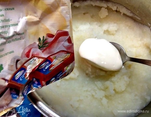 Отварить картошку, приготовить пюре и добавить сливочный сыр Hochland, зеленую стручковую фасоль.