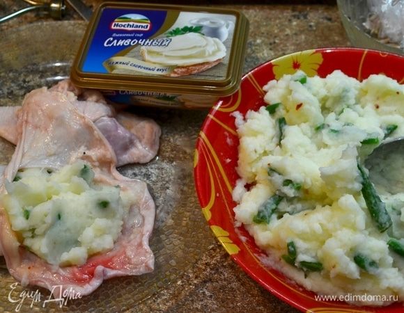 Фаршируем наши шкурки от окорочков подготовленным пюре.