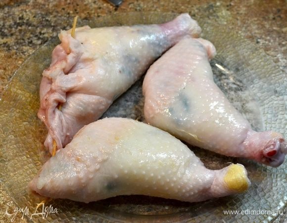 Фаршированные окорочка скрепляем шпажками, не переполняйте, а то лопнут. Обвалять в кукурузных хлопьях (измельчить) с яйцом и сливками, обжарить с 2-х сторон.
