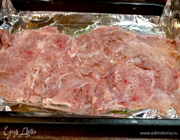 Пока обжариваются окорочка, отбиваем филе окорочков, подготавливая их к изготовлению рулета.