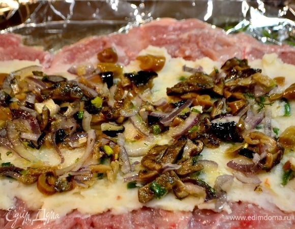 Слоями на мясо выкладываем пюре, обжаренные грибы с луком.
Сворачиваем все в рулет. Если у вас достаточно опыта, то сразу сворачиваем в фольгу без предварительного скрепления шпажками или ниткой.