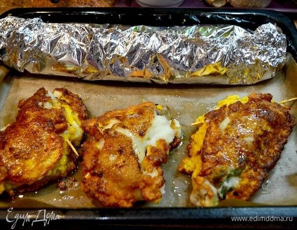 Подготовленные окорочка и рулет отправляем в духовку для запекания при 180–200°С. Окорочка можно достать пораньше.
А также у нас еще варится бульон на куриных косточках (наше третье закадровое блюдо).