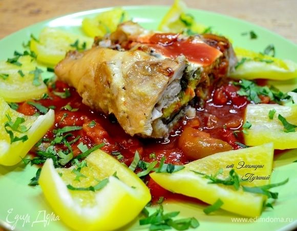 Вот и наш рулет на подушке из лечо с болгарским перцем и томатами.
