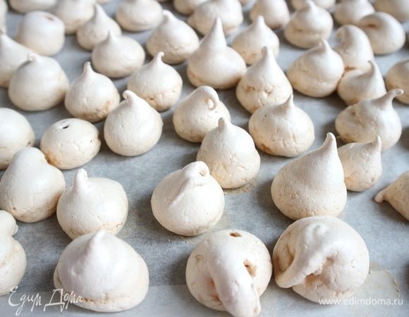 Безе готово. В этот раз при приготовлении безе решила обойтись без добавления щепотки соли при взбивании белков, которая дает при выпечке безе более устойчивую консистенцию. 