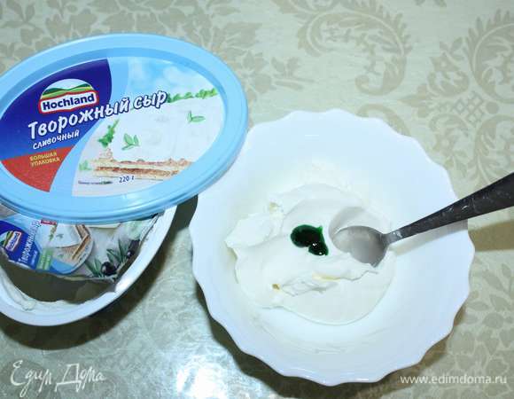 Творожный сыр окрасить в зеленый цвет с помощью пищевого красителя. 