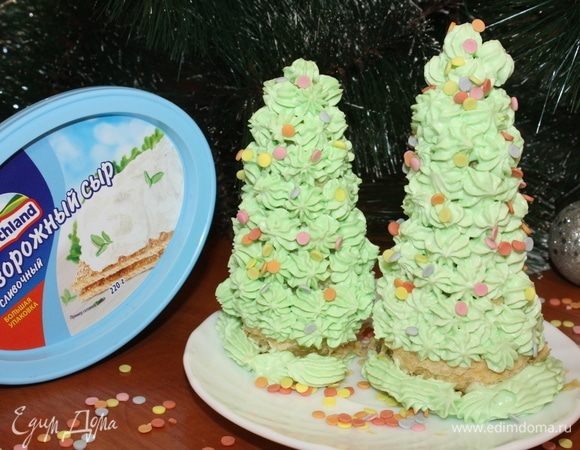 С помощью кондитерского шприца украсить «елочки». 