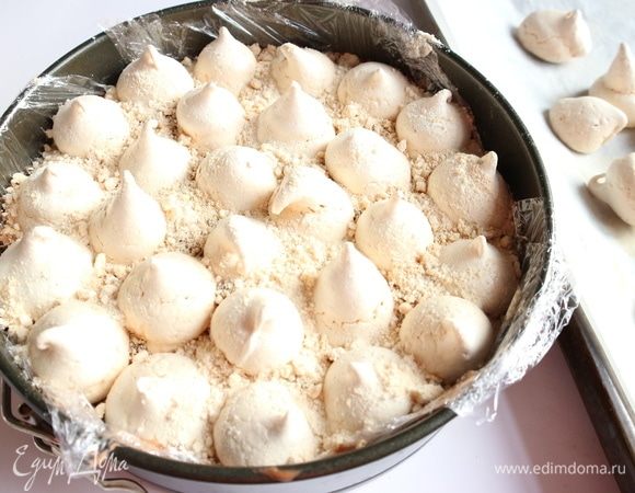 Промежутки между безе заполнить измельченными безе. Поставить в холодильник в форме на ночь.
