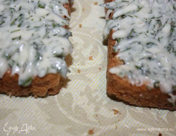 Плавленый сыр Hochland смешаем с чеснок, мелко нарезанной зеленью, добавим сок лимона и тщательно перемешать. Намажем смесь на хлеб. 