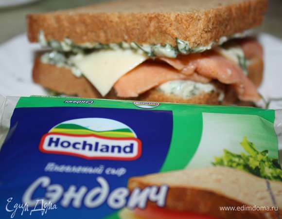 Положите внутрь красную рыбу и пласт плавленного сыра Hochland.  