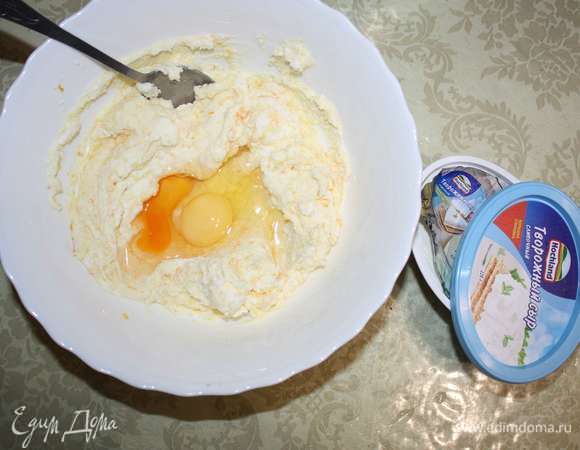 Добавить яйца и снова хорошо перемешать. 
