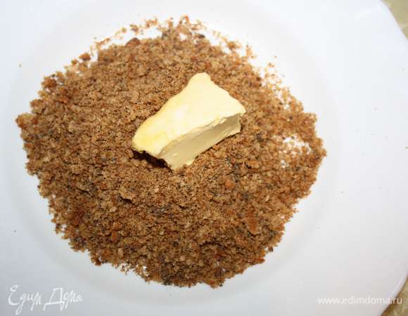 Печенье измельчить. Добавить размягченное сливочное масло и тщательно перемешать.